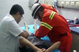 'Cậu nhỏ' kẹt trong chiếc nhẫn suốt 2 ngày, cứu hộ 'bó tay'