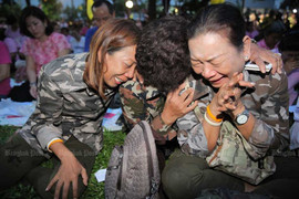 Quốc vương Thái Lan băng hà, người dân khóc như mưa