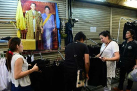 Thái Lan bảo đảm ổn định giá trang phục đen trong quốc tang