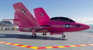 Chiến cơ Mỹ từng tham chiến ở Việt Nam được sơn hồng để kêu gọi chống ung thư vú