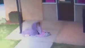 Video: Phẫn nộ cảnh cha bỏ rơi con gái 5 tuổi ngoài trời lạnh 4 độ C để đi 'đập phá'