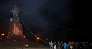 Những kẻ cực đoan Ukraine phá huỷ bức tượng Lenin cuối cùng