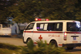 Cháy lớn dãy nhà hàng, quán karaoke ở Hà Nội: Bắt đầu đưa nạn nhân ra ngoài