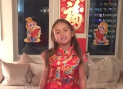 Video: Cháu ngoại ông Trump cực đáng yêu khi mặc sườn xám, đọc thơ tiếng Trung