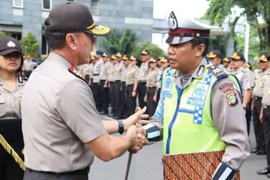 Kiên nhẫn hứng đòn của người phụ nữ, cảnh sát giao thông Indonesia được khen thưởng