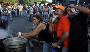 Venezuela: Tiền cũ không dùng, tiền mới chưa có