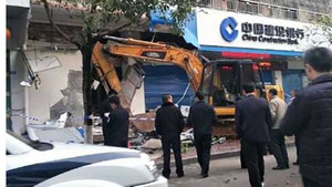 Thanh niên liều lĩnh lái máy xúc đi cướp ngân hàng