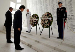 Tổng thống Obama và Thủ tướng Abe cúi đầu tại Trân Châu Cảng