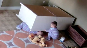 Bé trai 2 tuổi nhanh trí cứu anh song sinh bị tủ đè