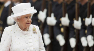 Nữ hoàng Elizabeth II từng suýt bị lính gác cung điện bắn