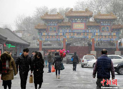 Ô nhiễm nặng, Bắc Kinh khuyến cáo người dân không nghịch tuyết vì rất bẩn