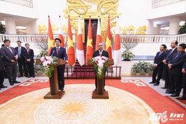 Thủ tướng Nhật Bản Shinzo Abe nhắc vấn đề Biển Đông trong họp báo tại Hà Nội