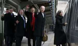 Cựu phó Tổng thống Mỹ lên tàu về quê sau khi Trump nhậm chức