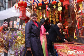 Đại sứ Bỉ Roccas say mê dạo chợ hoa phố cổ trước Tết Đinh Dậu