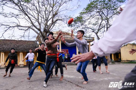 Trai làng vật nhau, cướp cù lấy may trong lễ hội đầu năm ở xứ Thanh