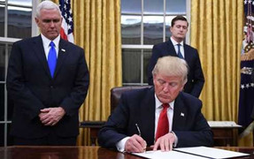 Ký sắc lệnh cắt giảm quy định, Donald Trump lại bị phản ứng