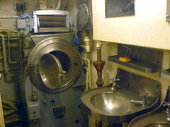 Cận ảnh buồng tắm, khu vệ sinh trong tàu ngầm quân sự