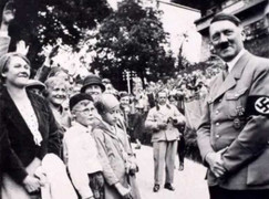 Loạt ảnh chưa từng công bố của Hitler do người tình lưu giữ