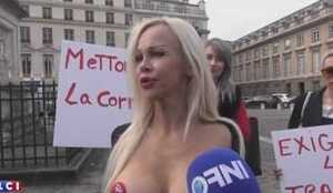 Ứng viên tổng thống Pháp bị bắt vì để ngực trần diễu hành trên phố