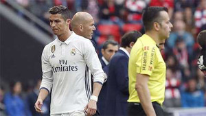 Ronaldo lại chửi thề khi bị Zidane thay ra sân
