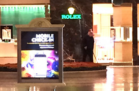 Toán cướp ăn mặc bảnh bao, đeo mặt nạ lợn tấn công tiệm trang sức ở Las Vegas