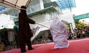 Quan hệ tình dục trước hôn nhân, đôi trẻ bị đánh hàng chục roi