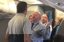 Lùm xùm trên máy bay, American Airlines nhanh chóng xin lỗi hành khách