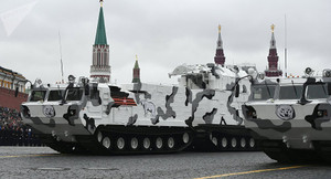 'Gấu trắng' lần đầu nối đuôi nhau trên Quảng trường Đỏ trong duyệt binh Ngày Chiến thắng