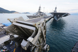 Cận cảnh tàu viễn chinh 'lướt đại dương' Mỹ đang ở Cam Ranh