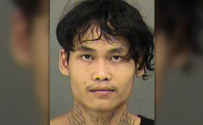 Hành khách cắn tiếp viên, nhảy khỏi máy bay có thể lĩnh 20 năm tù