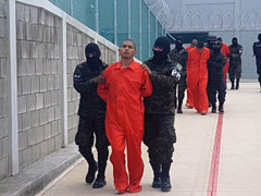 Bên trong nhà tù kỳ lạ, tù nhân chơi điện tử thoải mái