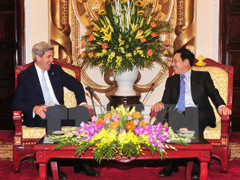 Bộ trưởng Ngoại giao tiếp cựu Ngoại trưởng Mỹ John Kerry