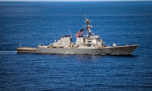 Chiến hạm Mỹ tuần tra gần đá Vành Khăn