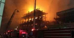 Ảnh: Cháy nhà máy hóa chất Trung Quốc, lửa bốc rực trời