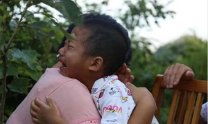 Video: Bé 8 tuổi nhường sự sống cho em trai khiến dân mạng rơi lệ