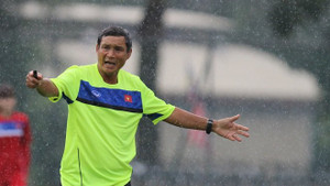 HLV Mai Đức Chung đội mưa 'truyền lửa' cho tuyển Việt Nam