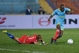 Mưa bàn thắng trên sân Hàng Đẫy trong trận mở màn Mekong Cup 2017