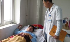 Tát cảnh cáo học sinh, thầy giáo bị đánh gãy mũi