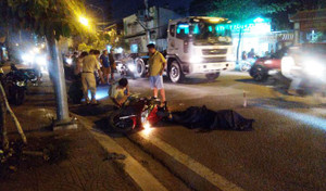 Người dân truy đuổi tài xế container bỏ chạy sau khi tông chết người ở TP.HCM