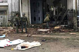 Đánh bom kép rúng động Philippines: Gần 100 người thương vong