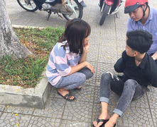 Vượt đèn đỏ bị nhắc, thiếu niên rút dao đâm người nguy kịch