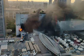 Cháy lớn tại trung tâm mua sắm Central World Bangkok, có người lao từ tầng 8 xuống