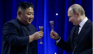 Ông Kim Jong-un bất ngờ tặng ông Putin một thanh gươm