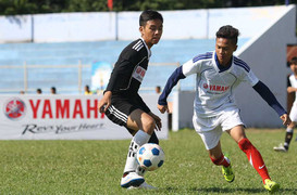 Cầu thủ mồ côi tỏa sáng ở sân chơi bóng đá học đường