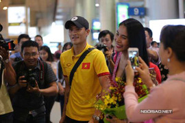 Thủy Tiên đi xe sang ra sân bay đón Công Vinh