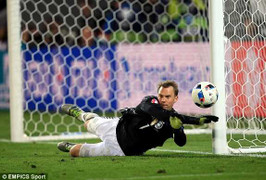 Xem Neuer cứu thua như 'thủ môn ngoài hành tinh'