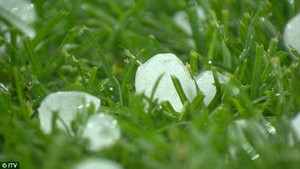 Mưa đá khó tin lần đầu xuất hiện ở Euro 2016