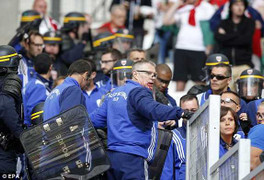 CĐV Hungary hung hăng làm loạn, đấm chảy máu mồm cảnh sát Pháp