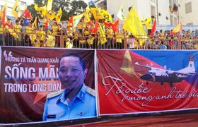 CĐV bóng đá Việt treo băng-rôn hướng về phi công Su30 và CASA-212