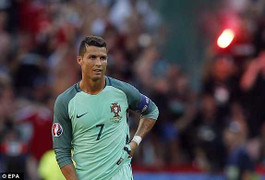 Muốn giúp Ronaldo, hãy tiếp tục chê bai, chỉ trích